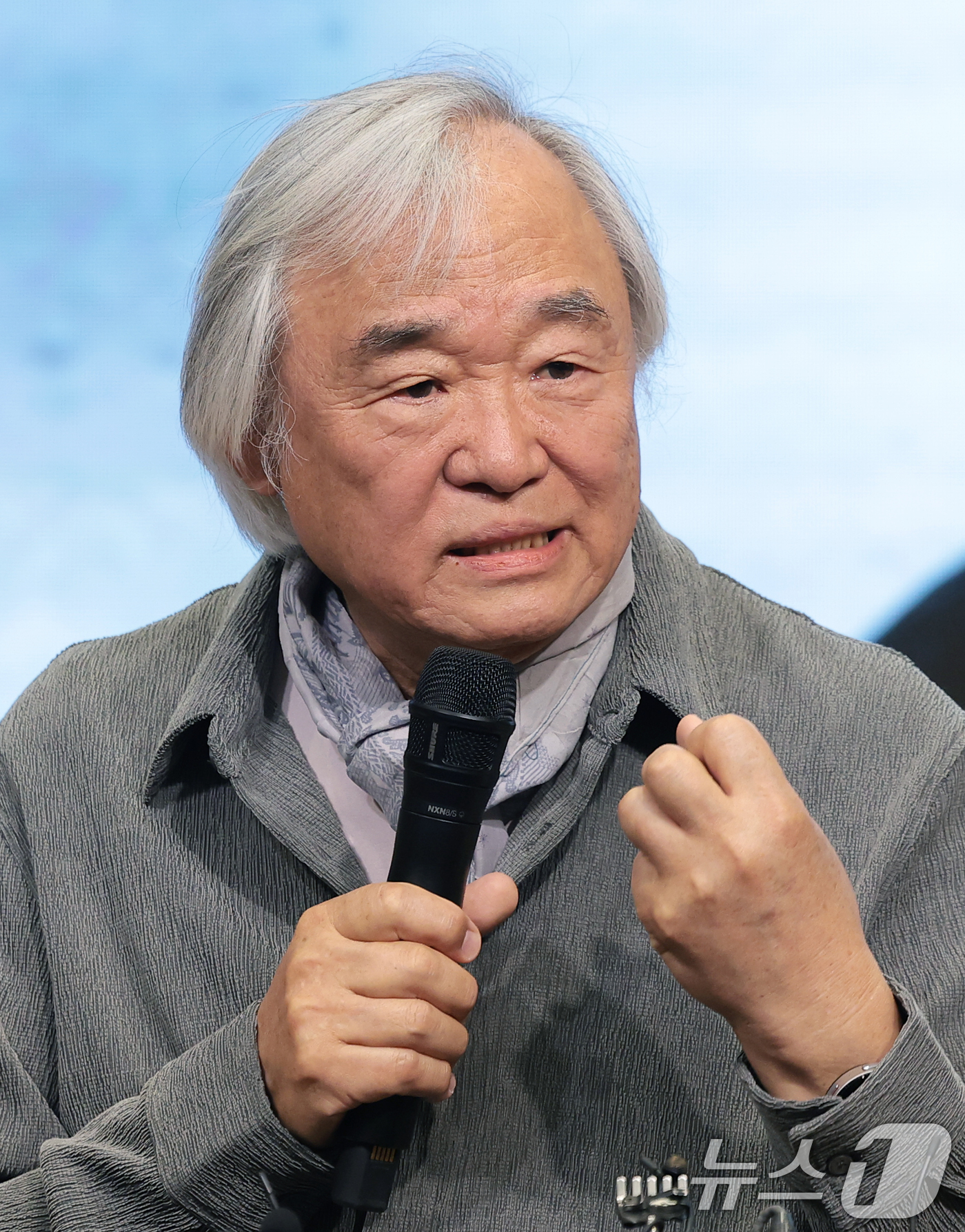 (서울=뉴스1) 권현진 기자 = 피아니스트 백건우(80)가 30일 서울 영등포구 신영체임버홀에서 가진 데뷔 70주년 기자간담회에서 취재진 질문에 답하고 있다. 2026.3.30/뉴 …