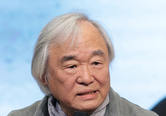 취재진 질문에 답하는 '건반 위의 구도자'