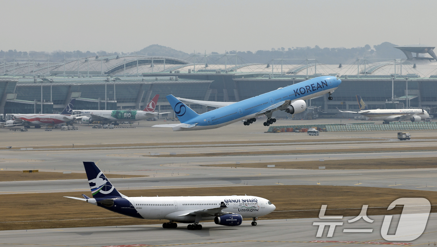 (인천공항=뉴스1) 박정호 기자 = 중동 사태로 국제유가와 환율이 오르면서 비용 부담이 커진 항공사들이 운항편을 줄이고 요금을 인상하는 등의 대책이 나오고 있는 가운데 30일 인천 …