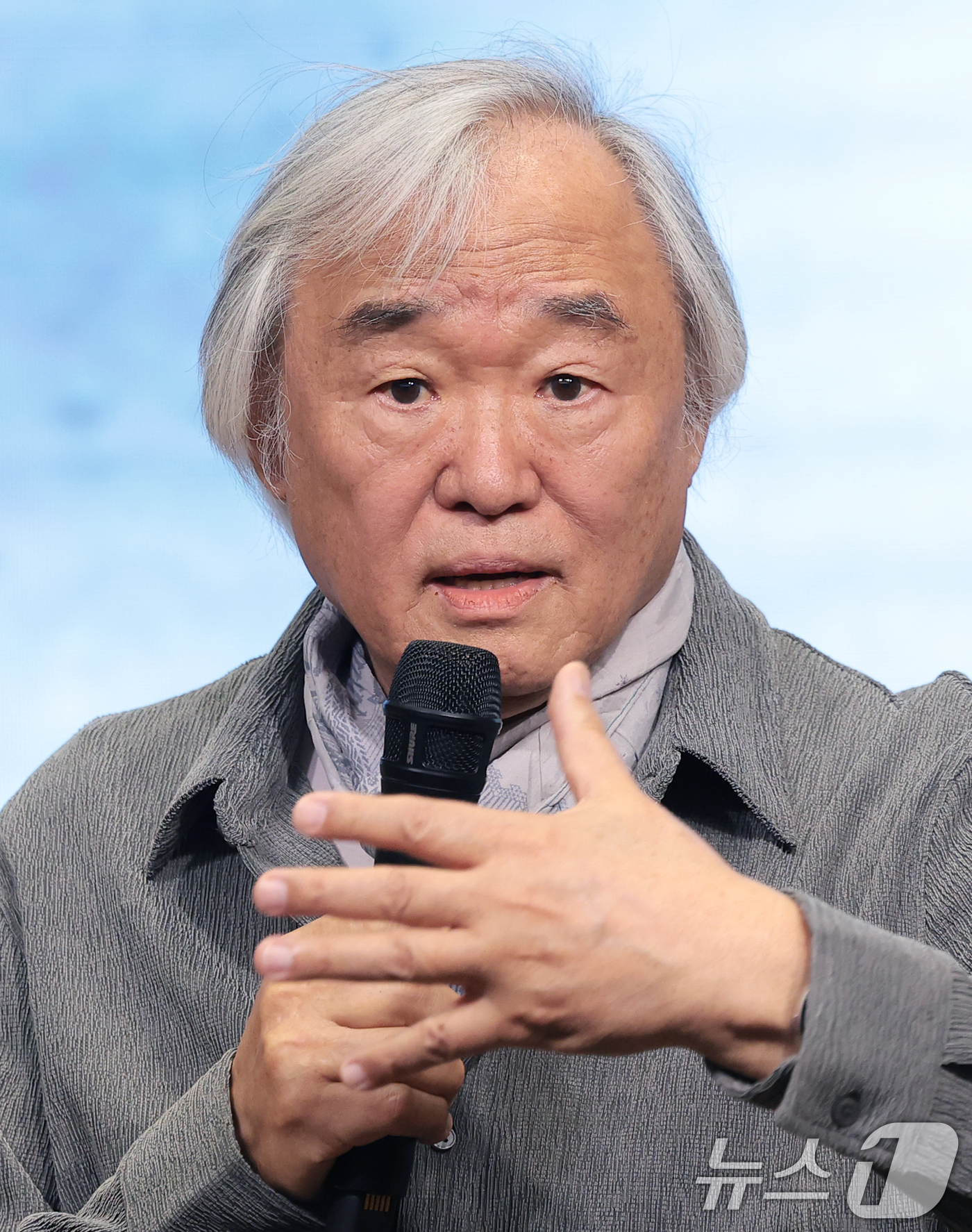 (서울=뉴스1) 권현진 기자 = 피아니스트 백건우(80)가 30일 서울 영등포구 신영체임버홀에서 가진 데뷔 70주년 기자간담회에서 취재진 질문에 답하고 있다. 2026.3.30/뉴 …