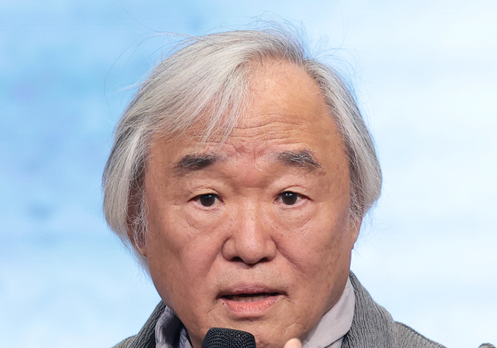 취재진 질문에 답하는 백건우