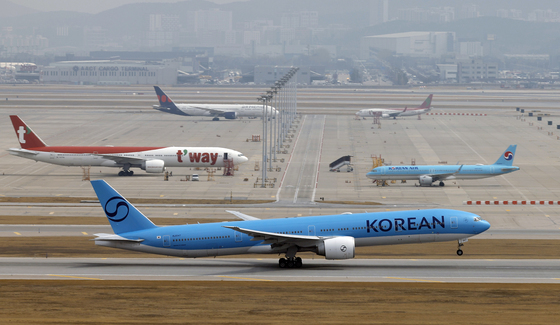 "기름값 수조 원 더 부담"…대형항공사도 감편·비상경영 '생존 위협'