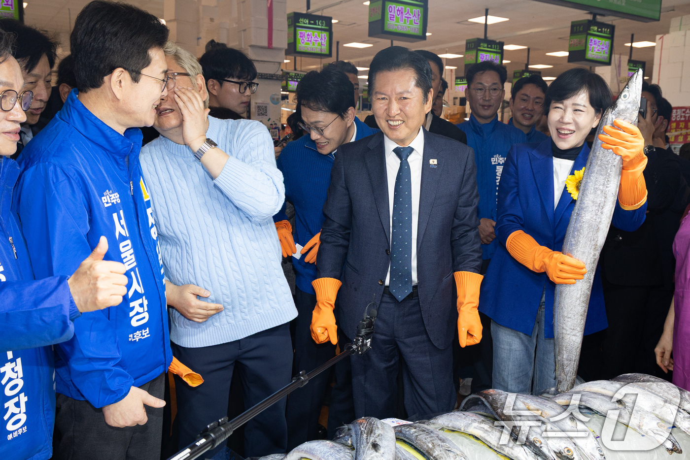 (서울=뉴스1) 유승관 기자 = 정청래 더불어민주당 대표가 정원오, 박주민, 전현희 서울시장 예비후보 등과 30일 서울 동작구 노량진수산시장을 찾아 목포 먹갈치를 구매하고 있다. …