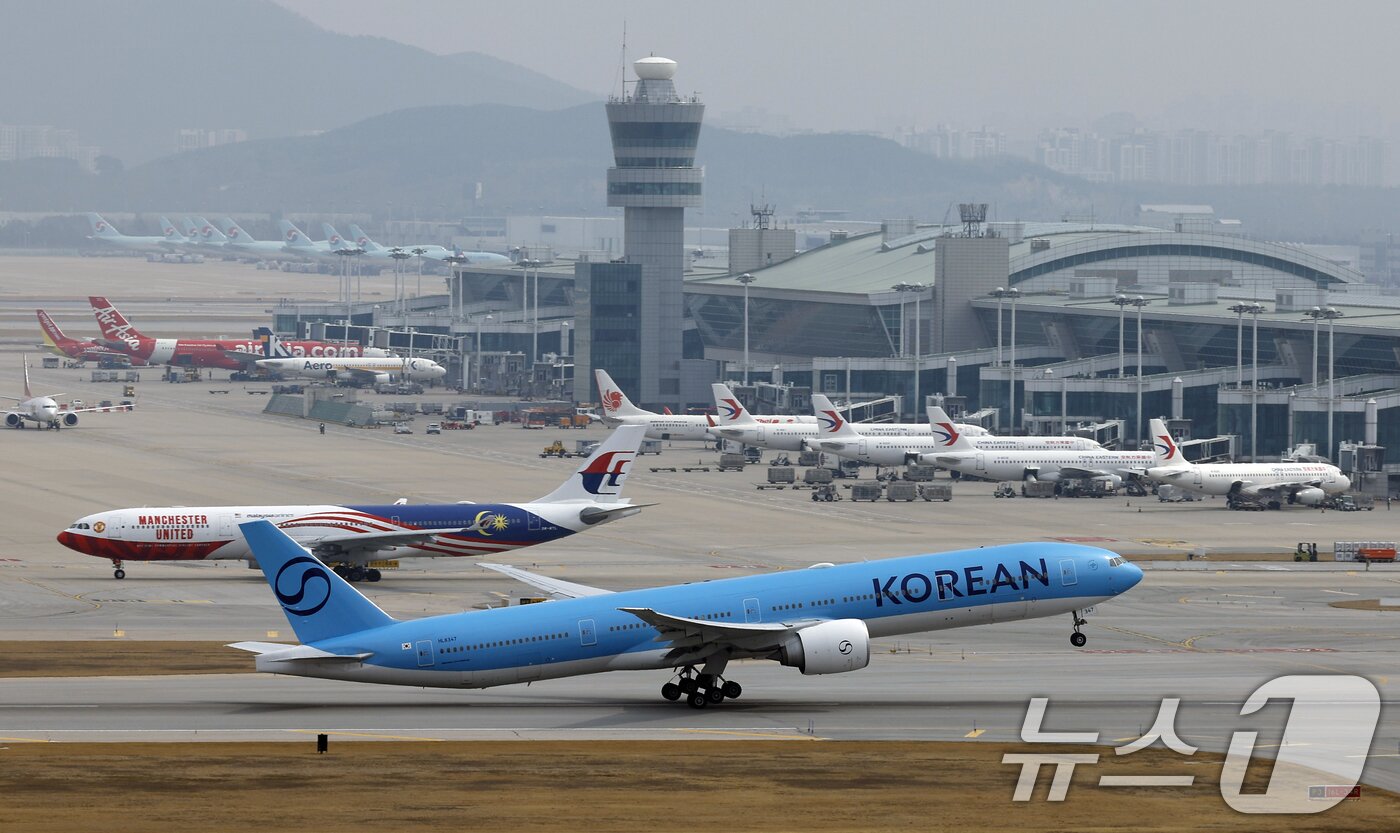 본문 이미지 - 인천국제공항 계류장에서 대한항공 항공기가 이륙을 위해 이동하고 있다. ⓒ 뉴스1 박정호 기자