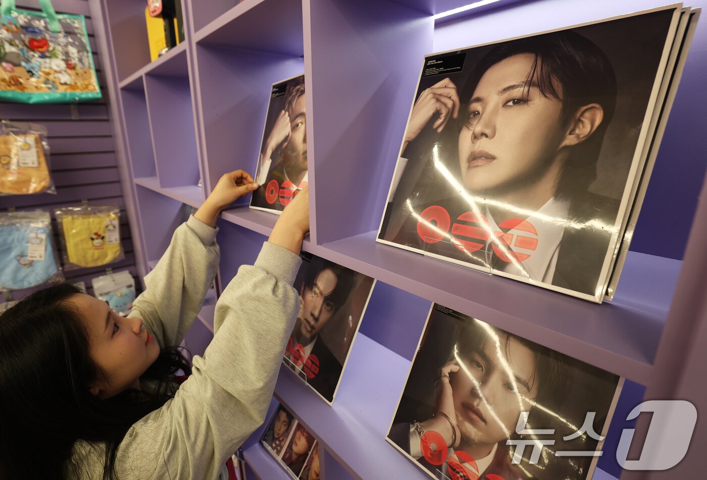 본문 이미지 - 그룹 방탄소년단(BTS)의 정규 5집 '아리랑'(ARIRANG) 타이틀곡 '스윔'(SWIM)이 메인 싱글 차트인 '핫 100'(Hot 100) 진입과 동시에 1위를 차지했다.  사진은 30일 서울 중구 명동의 케이팝 굿즈샵 '케이메카' 본점에 BTS 신보 '아리랑'이 진열된 모습. 2026.3.30 ⓒ 뉴스1 오대일 기자