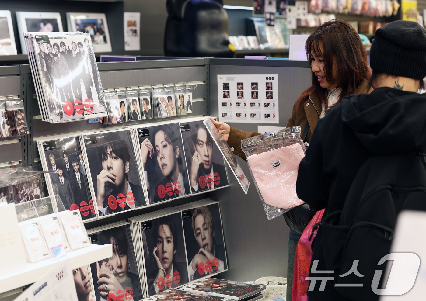 본문 이미지 - 그룹 방탄소년단(BTS)이 정규 5집 '아리랑'(ARIRANG)으로 미국 빌보드 메인 앨범 차트인 '빌보드 200' 정상에 올랐다. 이달 21일 정식 발매된 '아리랑'은 '빌보드 200'이 앨범 유닛 집계를 도입한 2014년 12월 이후 그룹 기준 최고치인 총 64만 1000장에 해당하는 앨범 유닛을 기록했다. 특히 실물 음반 판매량 51만 6000장 중 LP 판매량이 20만 8000장을 기록해 눈길을 끌었다. 사진은 30일 서울 중구 명동의 케이팝 굿즈샵 '케이메카' 본점에서 BTS 신보 '아리랑'을 살펴보는 외국인들 모습. 2026.3.30 ⓒ 뉴스1 오대일 기자