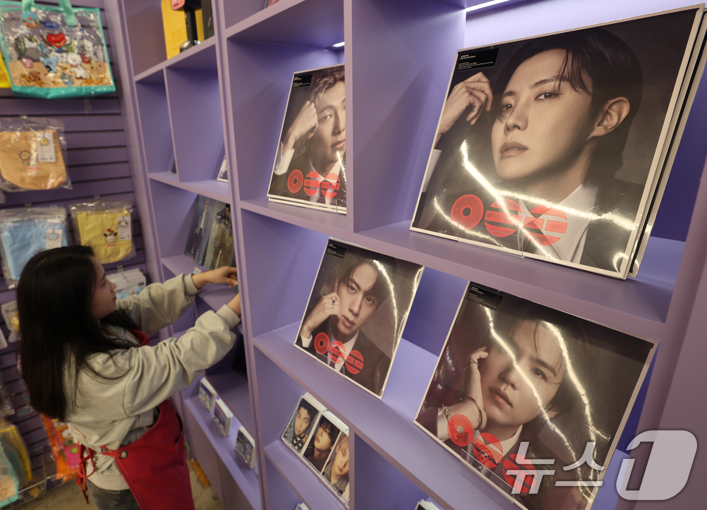 (서울=뉴스1) 오대일 기자 = 그룹 방탄소년단(BTS)이 정규 5집 '아리랑'(ARIRANG)으로 미국 빌보드 메인 앨범 차트인 '빌보드 200' 정상에 올랐다.이달 21일 정식 …