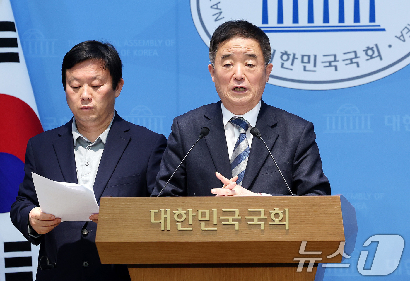 (서울=뉴스1) 박지혜 기자 = 강득구 더불어민주당 의원이 30일 서울 여의도 국회 소통관에서 쌍방울 대북송금 사건 검사 회유 의혹 핵심자료 공개 관련 긴급 기자회견을 하고 있다. …