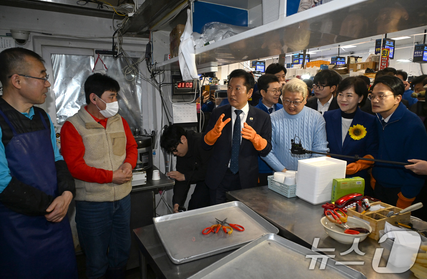 (서울=뉴스1) 유승관 기자 = 정청래 더불어민주당 대표가 정원오, 박주민, 전현희 서울시장 예비후보 등과 30일 서울 동작구 노량진수산시장을 찾아 상인과 대화하고 있다. (공동취 …