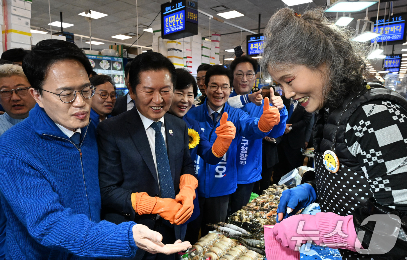 (서울=뉴스1) 유승관 기자 = 정청래 더불어민주당 대표가 정원오, 박주민, 전현희 서울시장 예비후보 등과 30일 서울 동작구 노량진수산시장을 찾아 상인과 대화하고 있다. (공동취 …