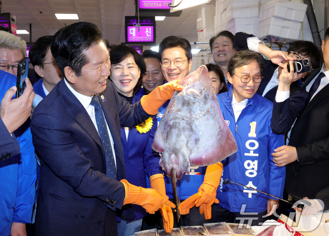 (서울=뉴스1) 유승관 기자 = 정청래 더불어민주당 대표가 정원오, 박주민, 전현희 서울시장 예비후보 등과 30일 서울 동작구 노량진수산시장을 찾아 홍어를 들어보이고 있다. (공동 …