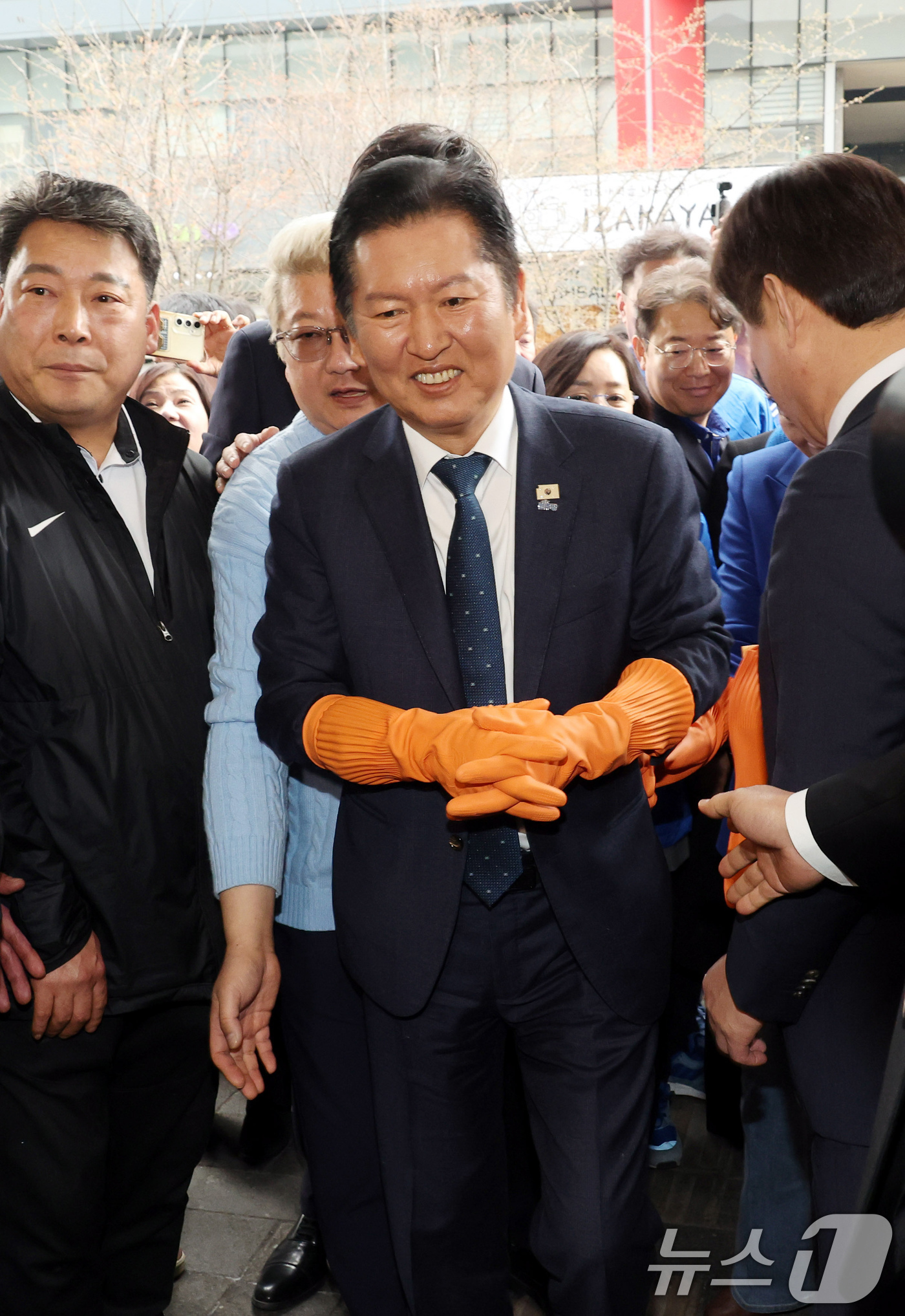 (서울=뉴스1) 유승관 기자 = 정청래 더불어민주당 대표가 30일 서울 동작구 노량진수산시장을 방문하고 있다. (공동취재) 2026.3.30/뉴스1