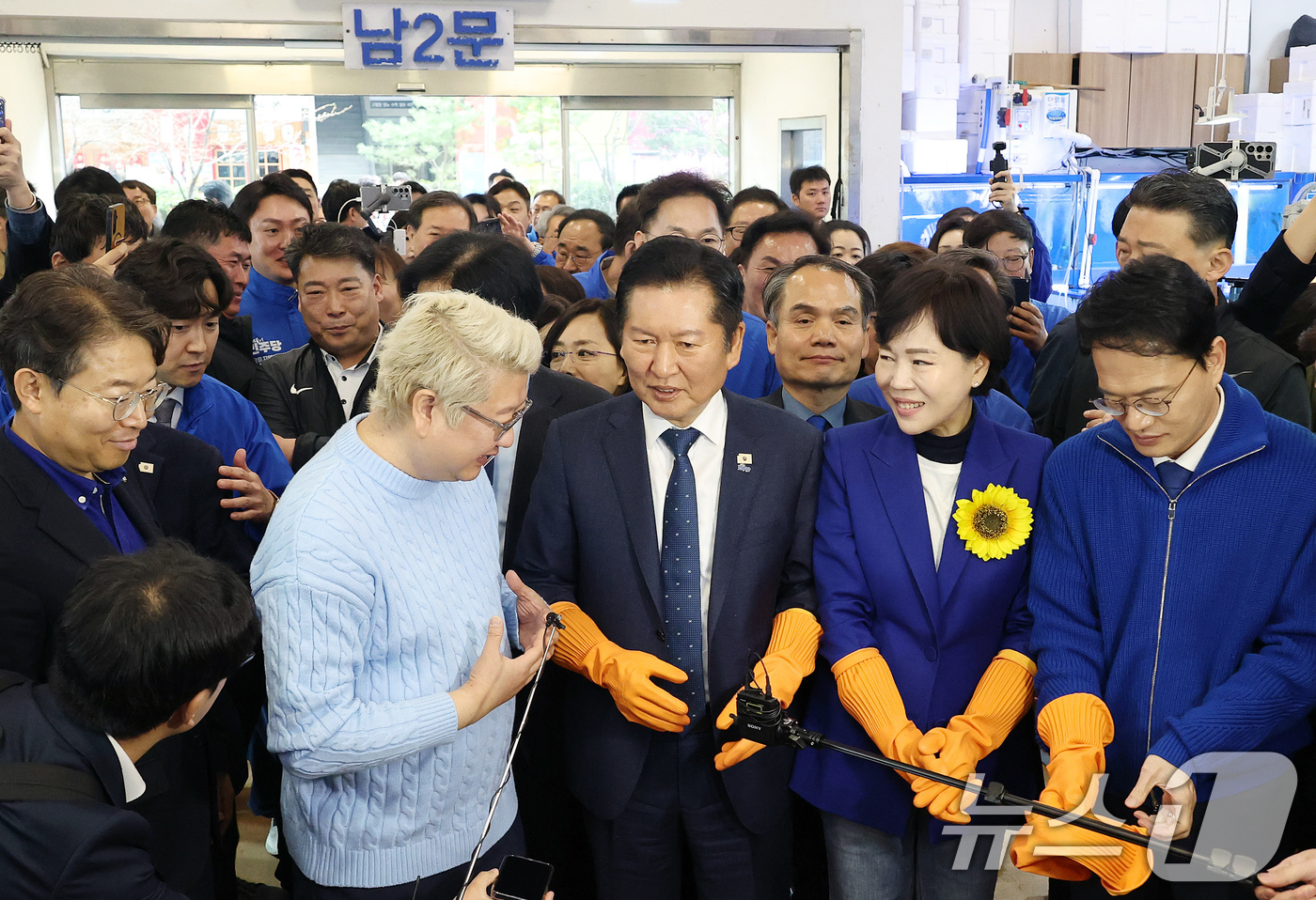 (서울=뉴스1) 유승관 기자 = 정청래 더불어민주당 대표가 전현희, 박주민 서울시장 예비후보 등과 30일 서울 동작구 노량진수산시장을 방문해 차덕호 상인회장의 설명을 듣고 있다. …