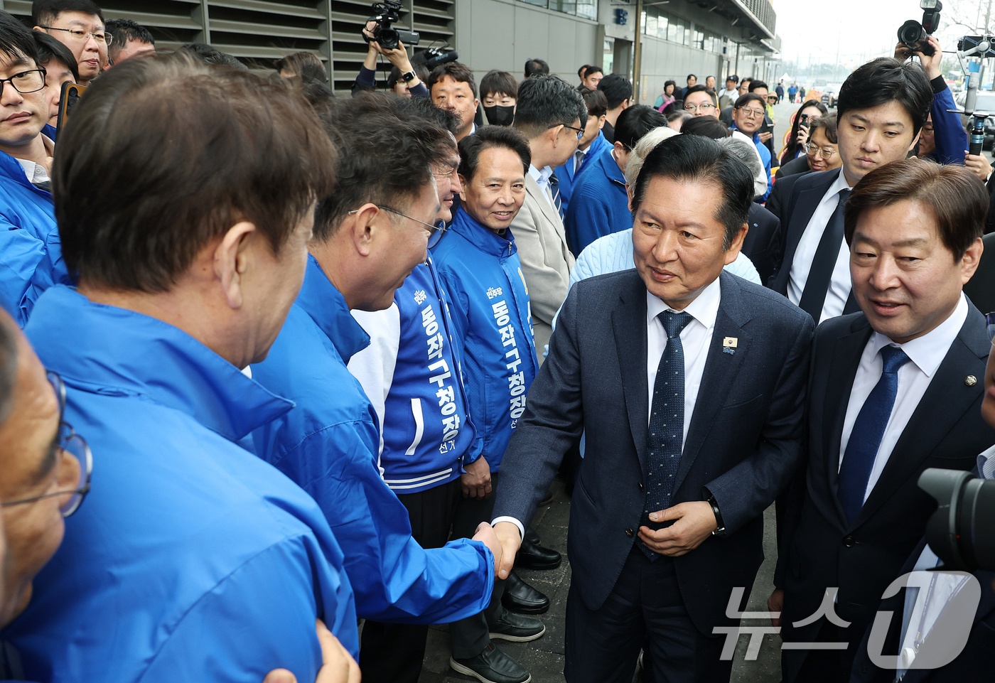 (서울=뉴스1) 유승관 기자 = 정청래 더불어민주당 대표와 황명선 최고위원이 30일 서울 동작구 노량진수산시장을 찾아 지방선거 출마 예비후보들과 인사하고 있다. (공동취재) 202 …