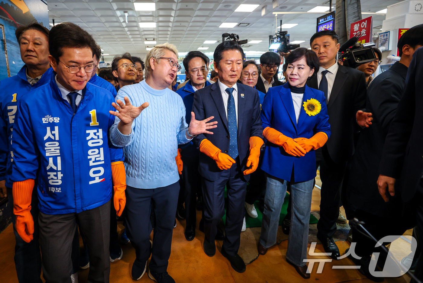 (서울=뉴스1) 유승관 기자 = 정청래 더불어민주당 대표가 정원오, 박주민, 전현희 서울시장 예비후보 등과 30일 서울 동작구 노량진수산시장을 찾아 현장을 둘러보고 있다. (공동취 …