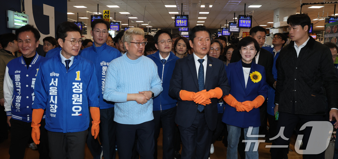 (서울=뉴스1) 유승관 기자 = 정청래 더불어민주당 대표가 정원오, 박주민, 전현희 서울시장 예비후보 등과 30일 서울 동작구 노량진수산시장을 찾아 현장을 둘러보고 있다. (공동취 …