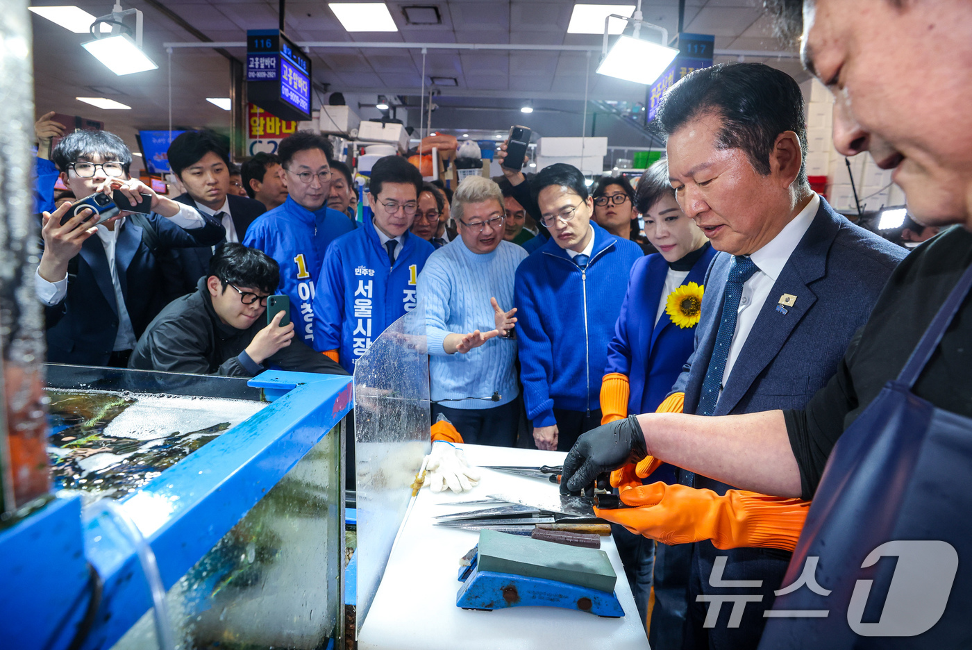 (서울=뉴스1) 유승관 기자 = 정청래 더불어민주당 대표가 정원오, 박주민, 전현희 서울시장 예비후보 등과 30일 서울 동작구 노량진수산시장을 찾아 현장을 둘러보고 있다. (공동취 …