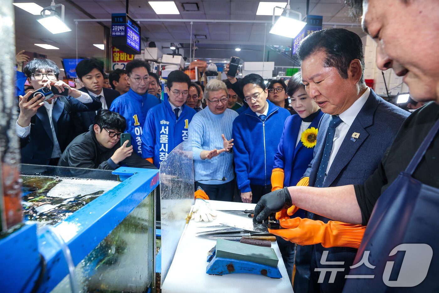 본문 이미지 - 정청래 더불어민주당 대표가 정원오, 박주민, 전현희 서울시장 예비후보 등과 30일 서울 동작구 노량진수산시장을 찾아 현장을 둘러보고 있다. (공동취재) 2026.3.30 ⓒ 뉴스1 유승관 기자