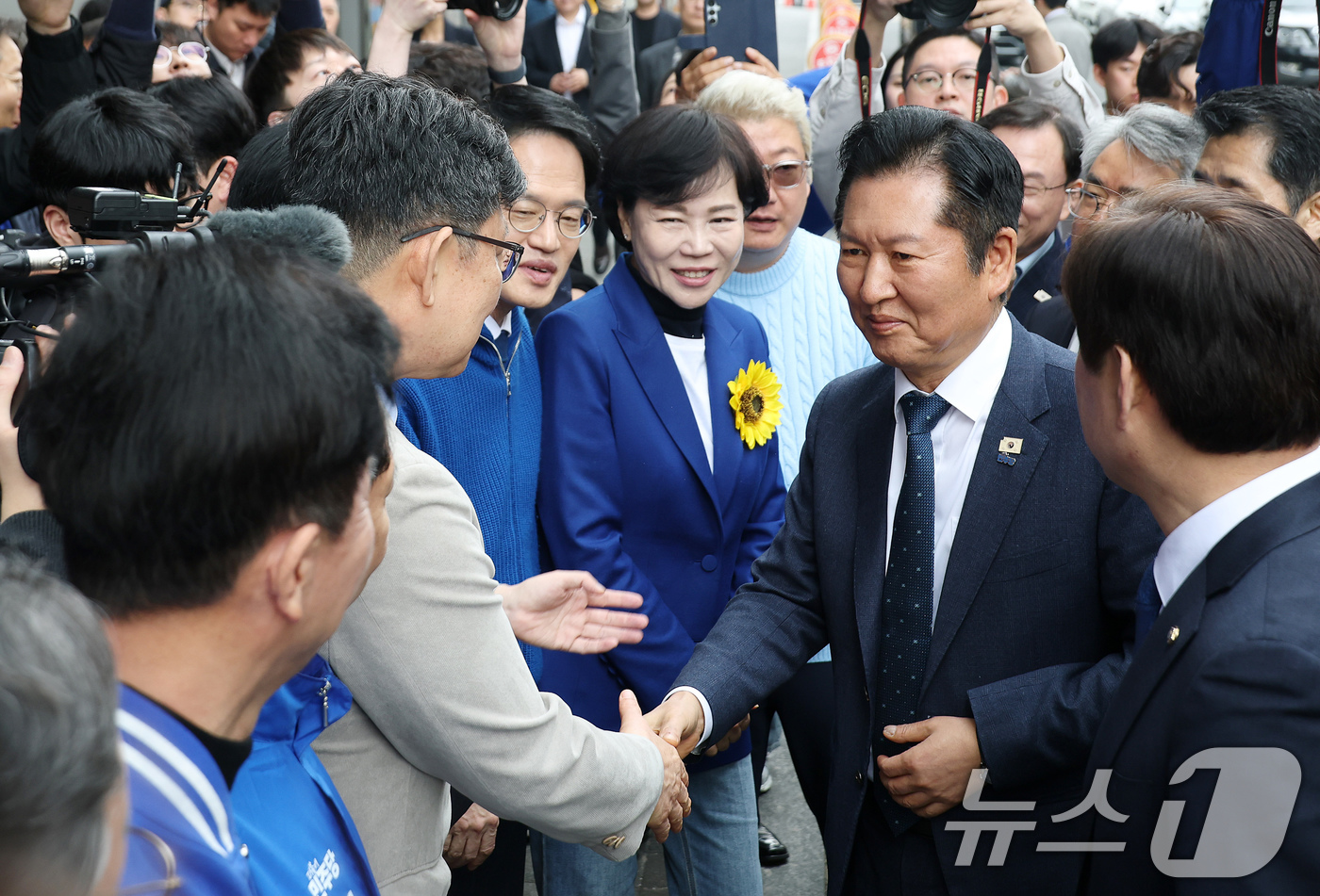 (서울=뉴스1) 유승관 기자 = 정청래 더불어민주당 대표가 박주민, 전현희 서울시장 예비후보 등과 30일 서울 동작구 노량진수산시장을 찾아 당 관계자들과 인사하고 있다. (공동취재 …
