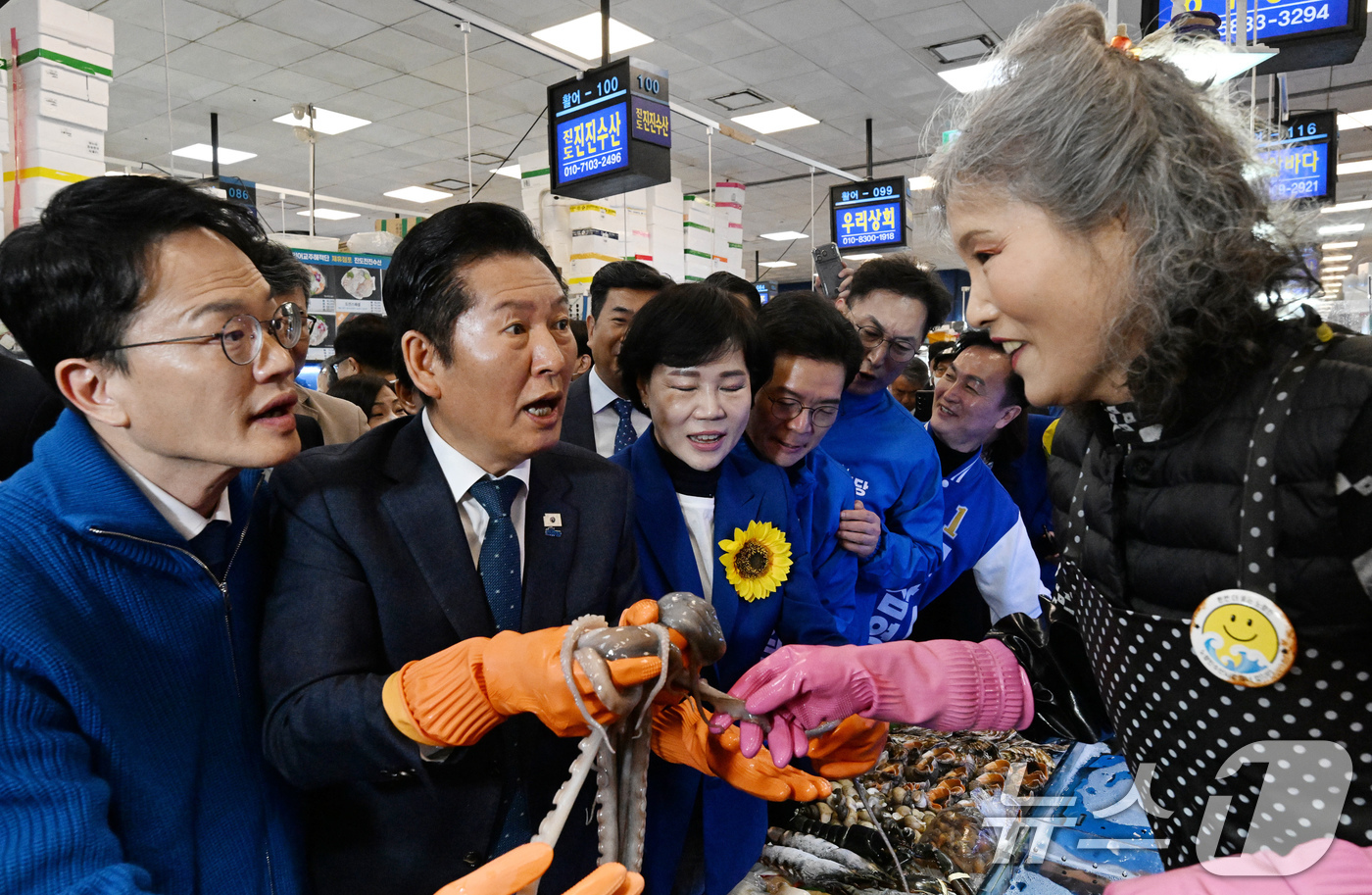 (서울=뉴스1) 유승관 기자 = 정청래 더불어민주당 대표가 정원오, 박주민, 전현희 서울시장 예비후보 등과 30일 서울 동작구 노량진수산시장을 찾아 수산물을 살펴보고 있다. (공동 …