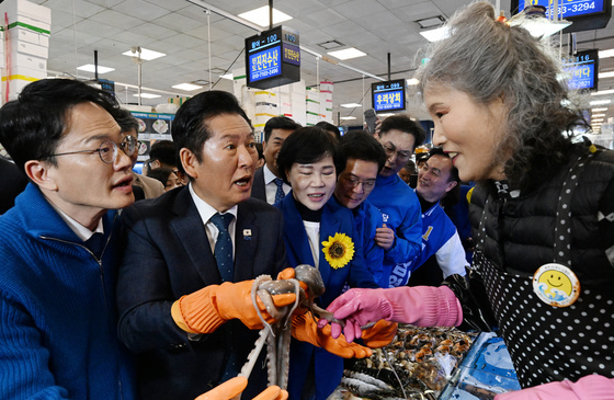 '농심잡기' 나선 與지도부 "농어촌 기본소득법 역량 집중"
