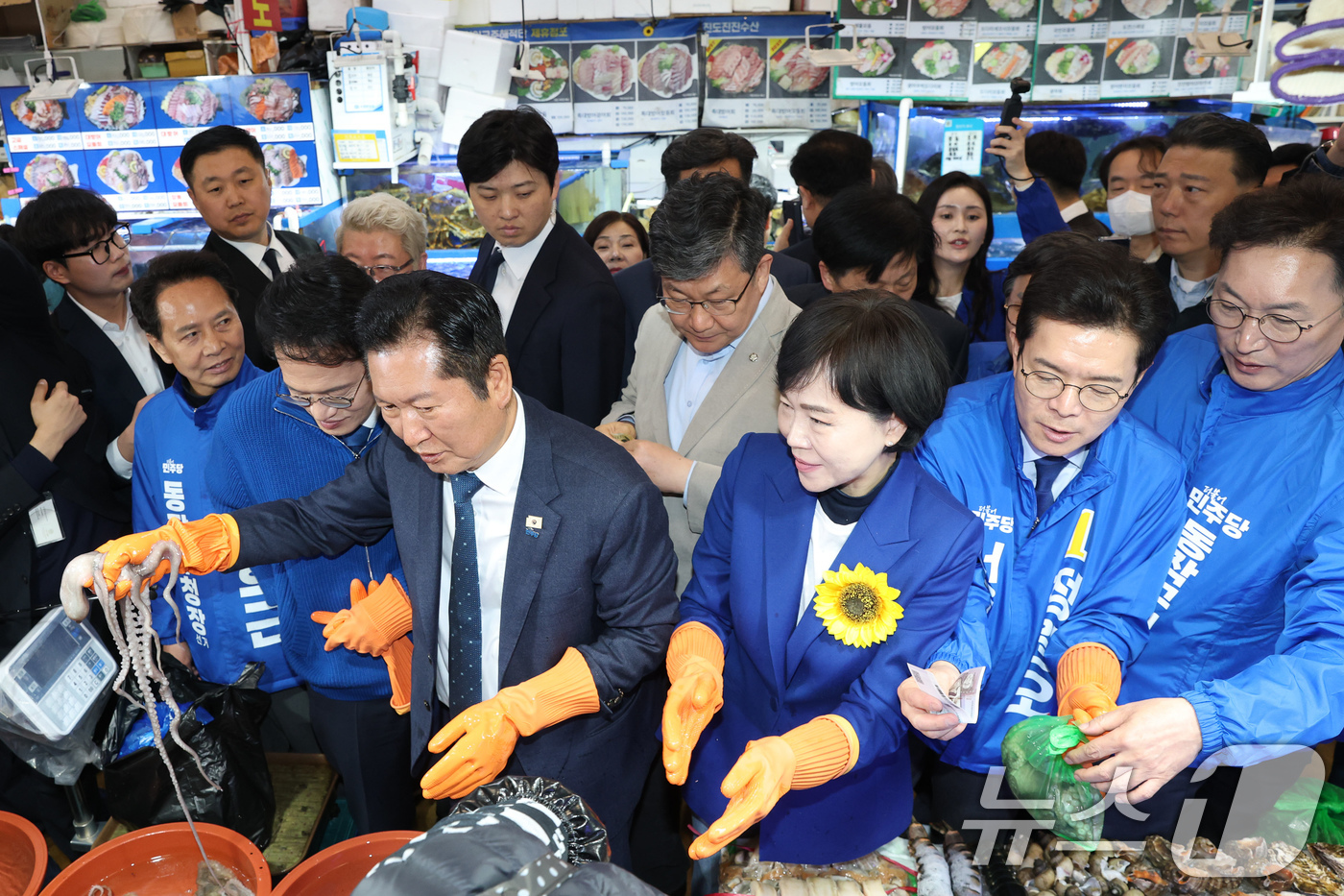 (서울=뉴스1) 유승관 기자 = 정청래 더불어민주당 대표가 정원오, 박주민, 전현희 서울시장 예비후보 등과 30일 서울 동작구 노량진수산시장을 찾아 현장을 둘러보고 있다. (공동취 …