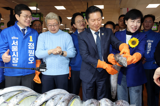 정청래 '먹갈치 전현희 후보가 하나 사세요'