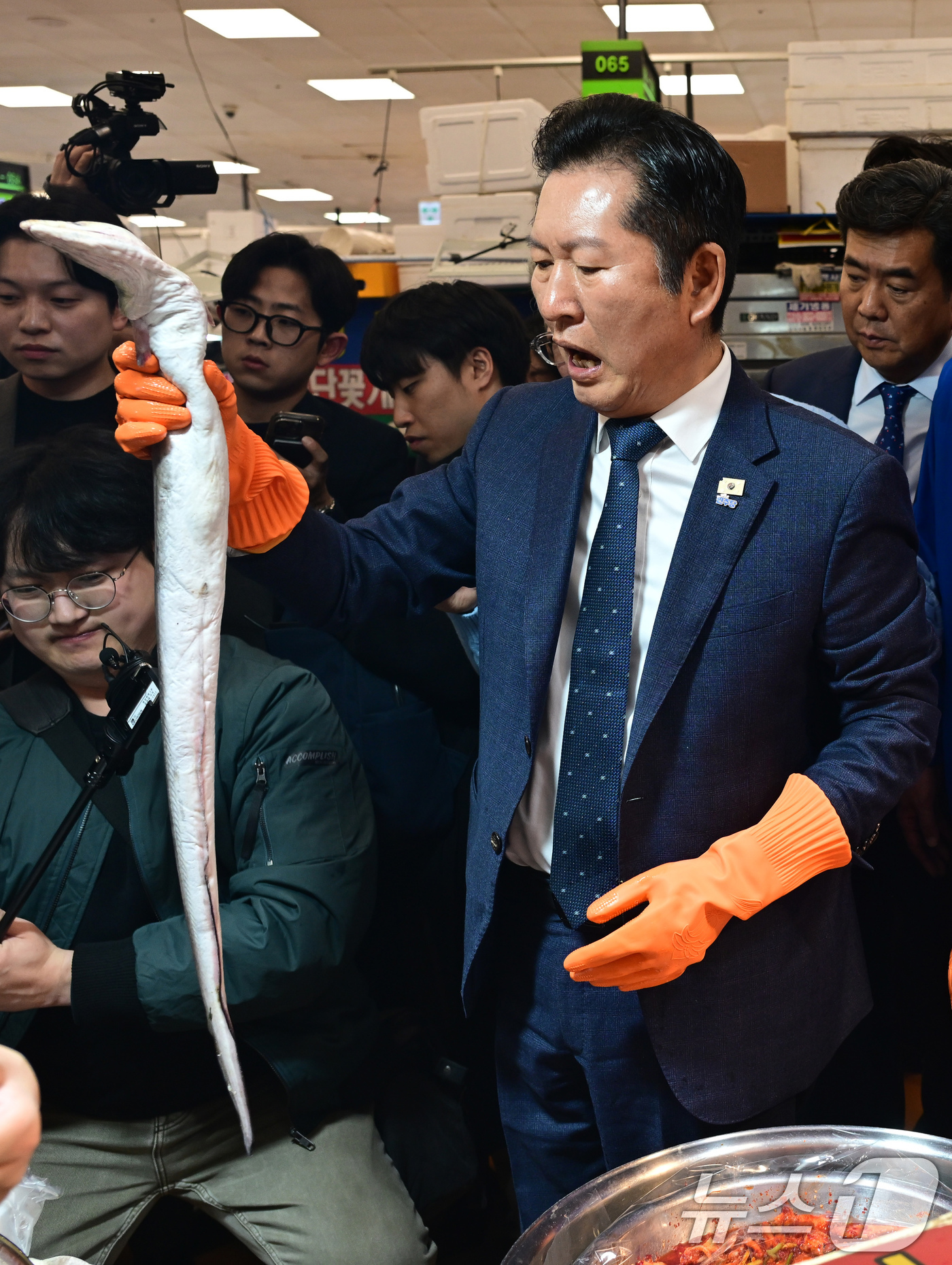 (서울=뉴스1) 유승관 기자 = 정청래 더불어민주당 대표가 30일 서울 동작구 노량진수산물도매시장을 찾아 상인들과 인사하며 장어를 들어보이고 있다. (공동취재) 2026.3.30/ …