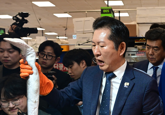 수산물 둘러보는 정청래 대표