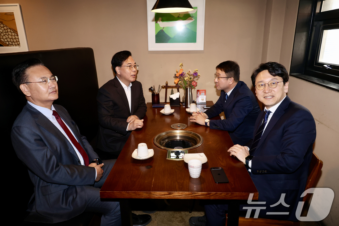(서울=뉴스1) 이승배 기자 = 한병도 더불어민주당 원내대표와 천준호 원내수석, 송언석 국민의힘 원내대표와 유상범 원내수석이 30일 서울 영등포구의 한 식당에서 회동하고 있다. ( …