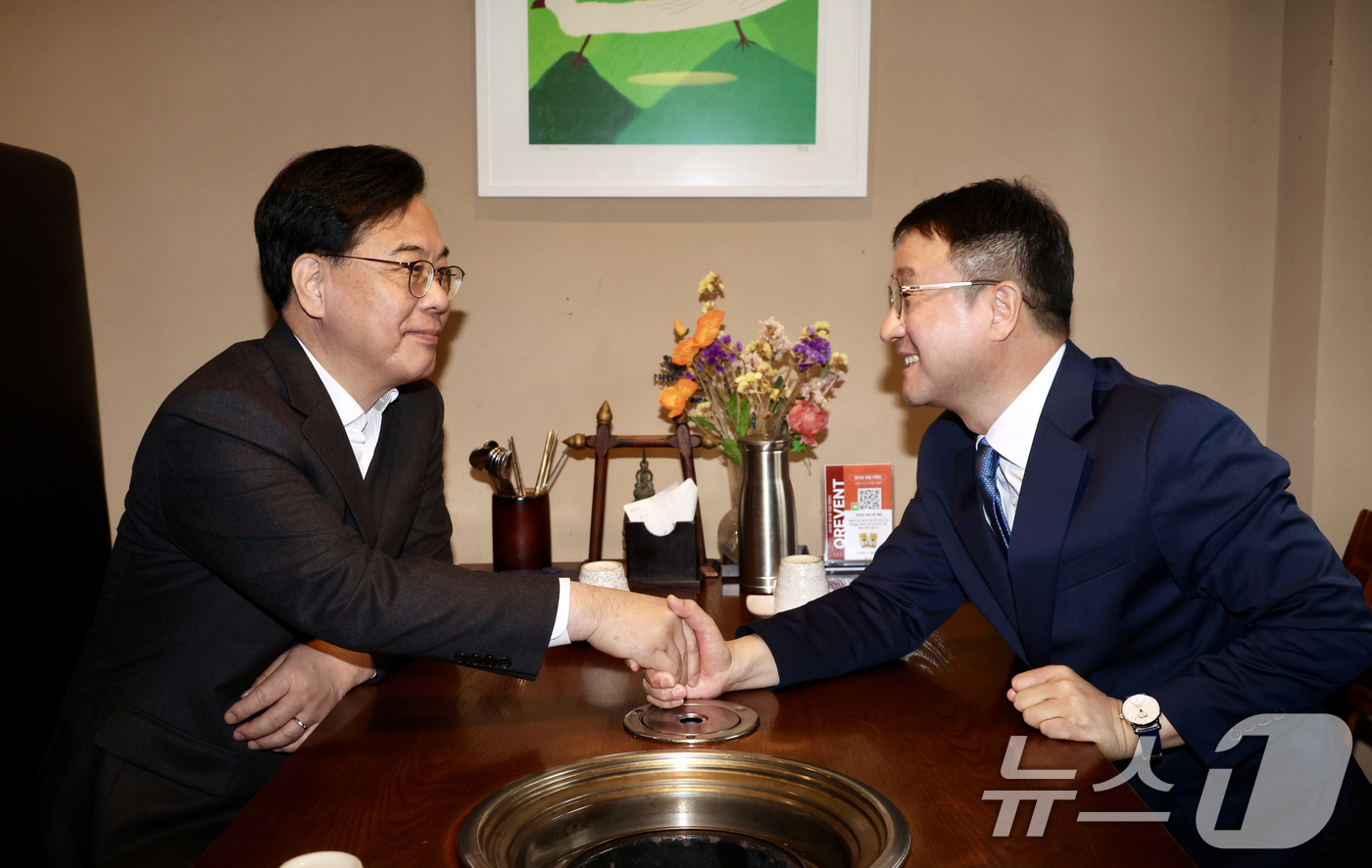 (서울=뉴스1) 이승배 기자 = 한병도 더불어민주당 원내대표와 송언석 국민의힘 원내대표가 30일 서울 영등포구의 한 식당에서 회동하고 있다. (공동취재) 2026.3.30/뉴스1