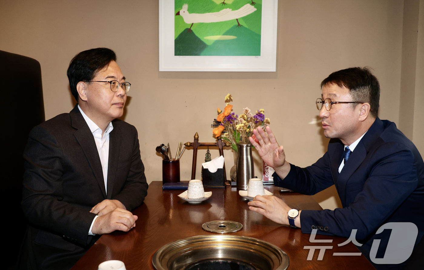 (서울=뉴스1) 이승배 기자 = 한병도 더불어민주당 원내대표와 송언석 국민의힘 원내대표가 30일 서울 영등포구의 한 식당에서 회동하고 있다. (공동취재) 2026.3.30/뉴스1