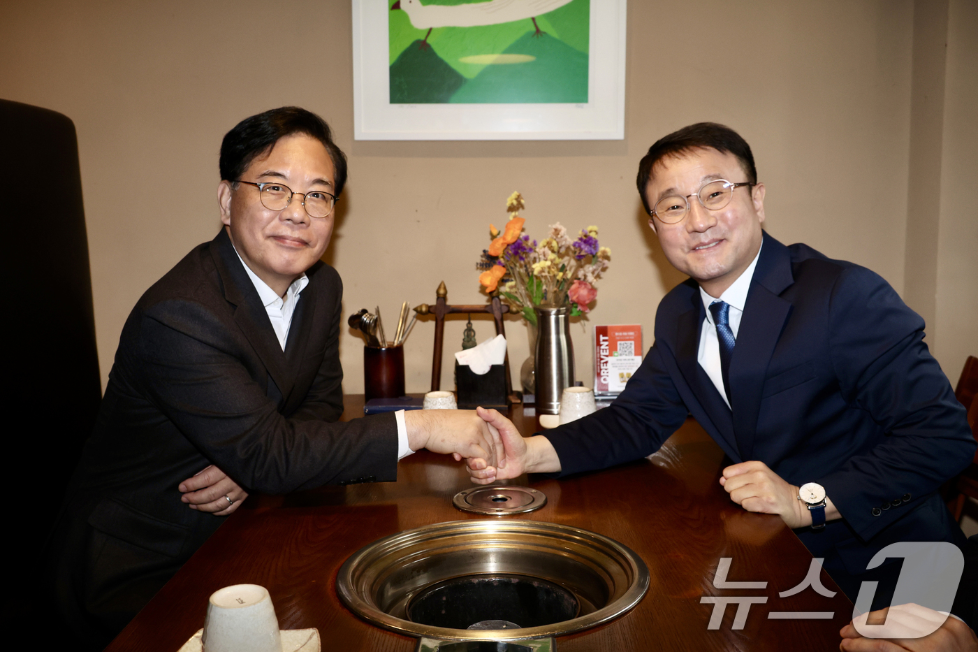 (서울=뉴스1) 이승배 기자 = 한병도 더불어민주당 원내대표와 천준호 원내수석, 송언석 국민의힘 원내대표와 유상범 원내수석이 30일 서울 영등포구의 한 식당에서 회동하고 있다. ( …