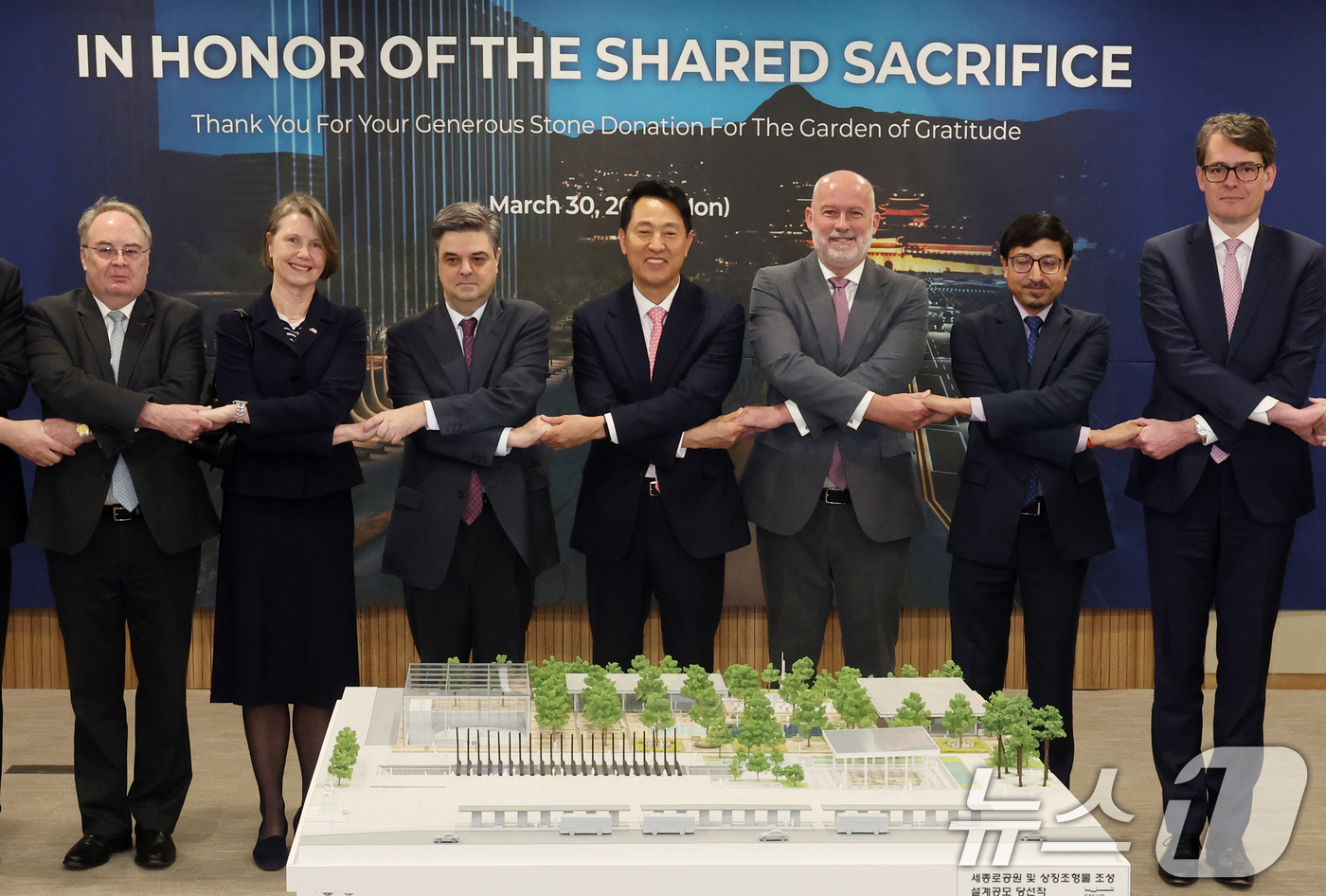 (서울=뉴스1) 황기선 기자 = 오세훈 서울시장이 30일 오후 서울시청에서 열린 '감사의 정원 석재 기증국 주한외교단 초청 간담회'에서 참석자들과 손을 맞잡고 기념촬영을 하고 있다 …