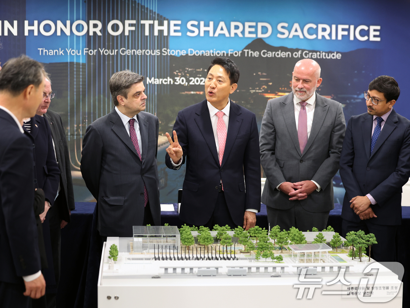 (서울=뉴스1) 황기선 기자 = 오세훈 서울시장이 30일 오후 서울시청에서 열린 '감사의 정원 석재 기증국 주한외교단 초청 간담회'에서 참석자들과 조형물을 살펴보고 있다. 2026 …