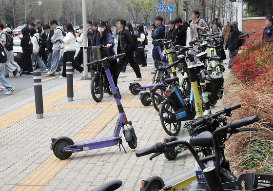 '캠퍼스 출입금지' 애물단지 전락한 개인형 이동장치