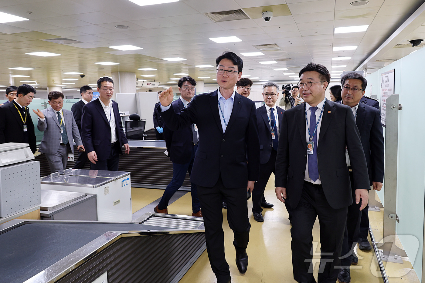 (서울=뉴스1) = 윤호중 행정안전부 장관이 30일 오전 제주국제공항을 방문해 해외 불법 마약류 유통 차단 실태 현장을 점검하고 있다. (행정안전부 제공. 재판매 및 DB 금지) …