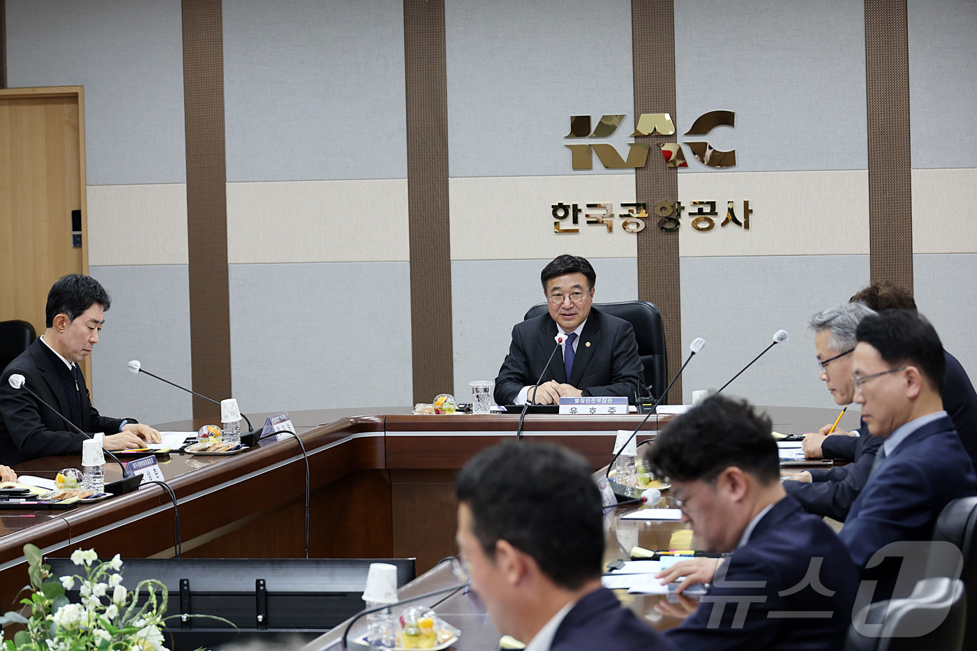 (서울=뉴스1) = 윤호중 행정안전부 장관이 30일 오전 제주국제공항을 방문해 마약범죄 근절을 위한 관계기관 합동 상황 점검을 하고 있다. (행정안전부 제공. 재판매 및 DB 금지 …