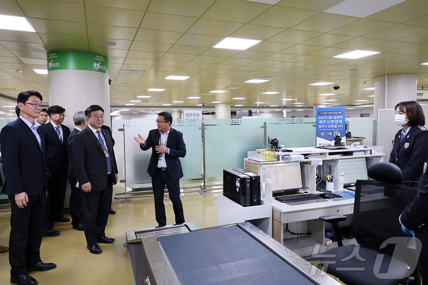 (서울=뉴스1) = 윤호중 행정안전부 장관이 30일 오전 제주국제공항을 방문해 해외 불법 마약류 유통 차단 실태 현장을 점검하고 있다. (행정안전부 제공. 재판매 및 DB 금지) …