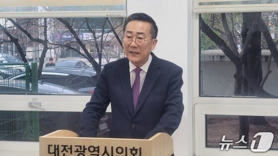 본문 이미지 - 국민의힘 김현호 서구청장 예비후보가 30일 대전시의회 기자실에서 회견을 하고 있다. / 뉴스1 박종명 기자