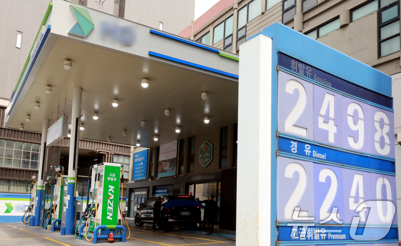 (서울=뉴스1) 이호윤 기자 = 중동 사태 장기화로 국제유가 급등세가 이어진 30일 서울 시내의 한 주유소에 가격표가 표시돼 있다. 이날 오전 9시 기준 서울 평균 휘발유 가격은 …