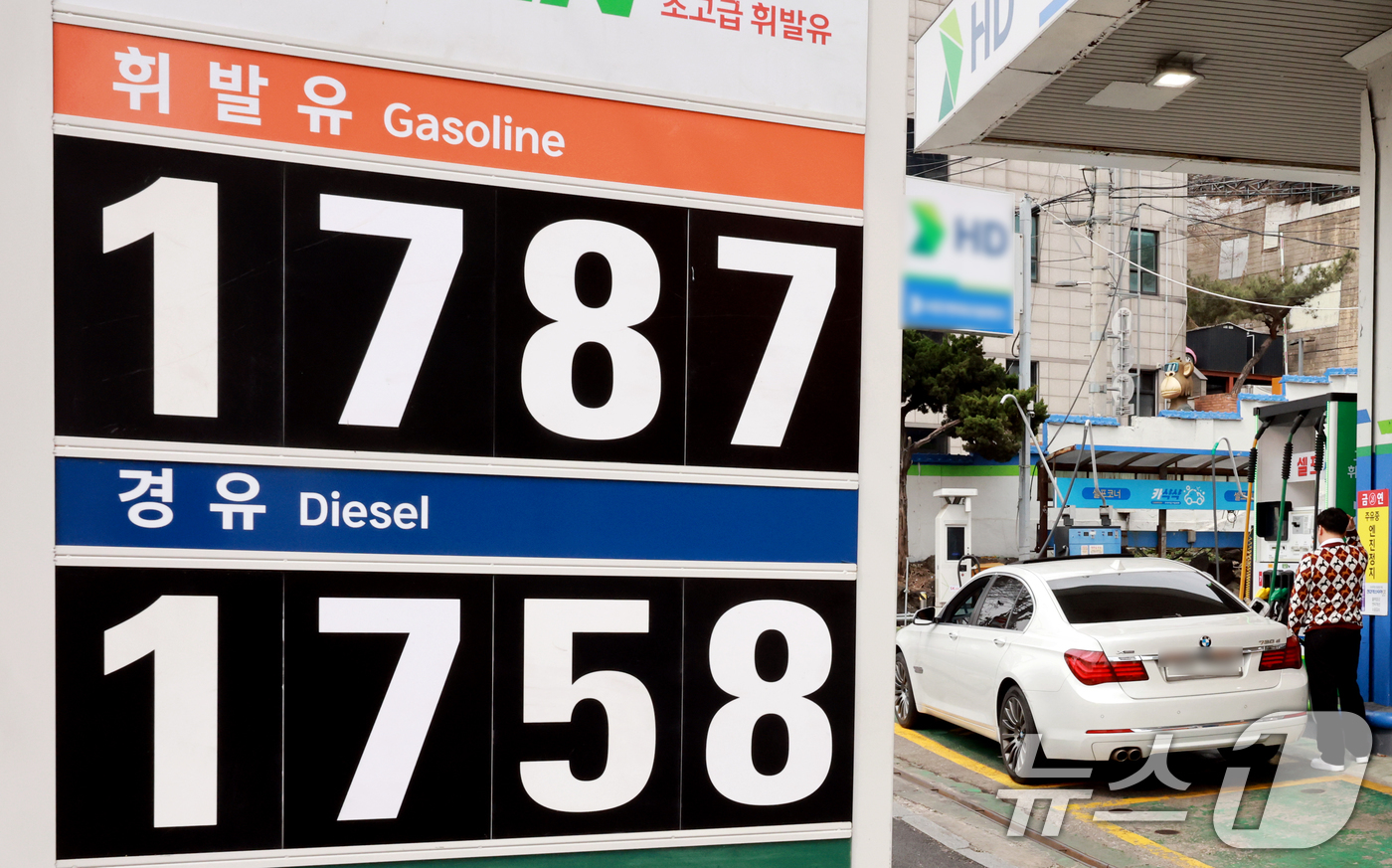 (서울=뉴스1) 이호윤 기자 = 중동 사태 장기화로 국제유가 급등세가 이어진 30일 서울 시내의 평균보다 저렴한 주유소를 찾은 운전자가 주유를 하고 있다. 이날 오전 9시 기준 서 …