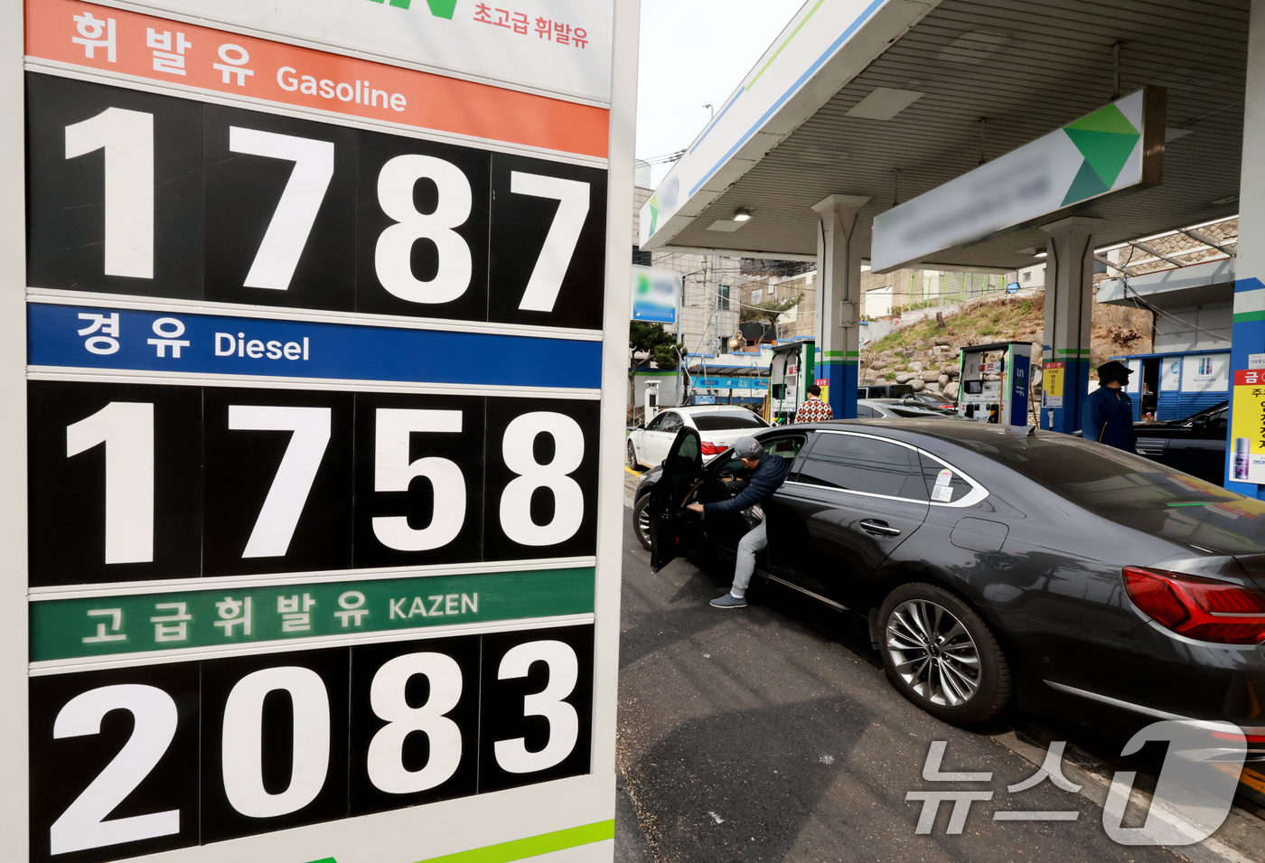 (서울=뉴스1) 이호윤 기자 = 중동 사태 장기화로 국제유가 급등세가 이어진 30일 서울 시내의 평균보다 저렴한 주유소를 찾은 운전자들이 주유를 하고 있다. 이날 오전 9시 기준 …