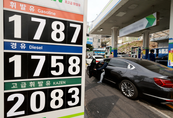 기름값 2000원에 "부럽다 전기차"…고유가 시대 차종별 희비
