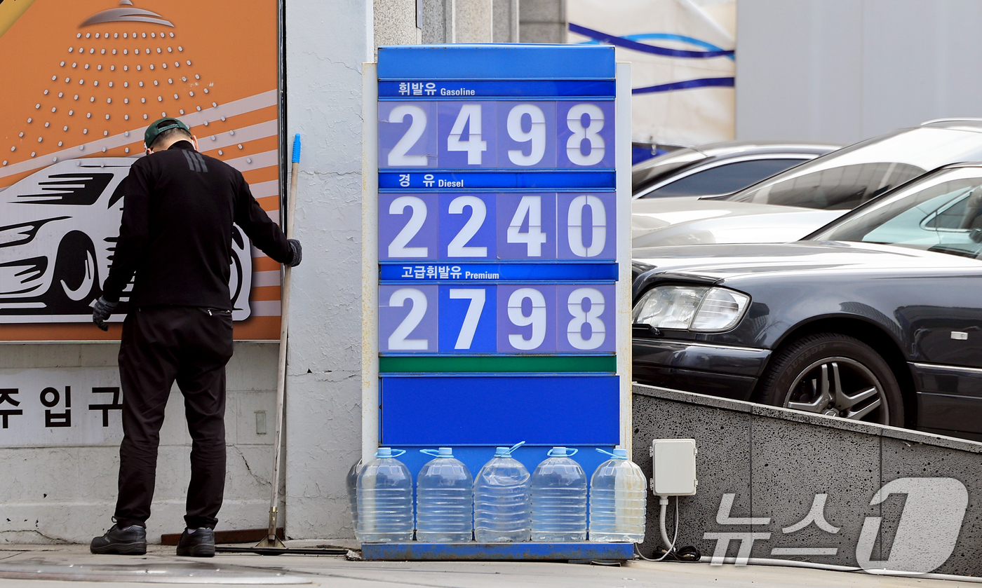 (서울=뉴스1) 이호윤 기자 = 중동 사태 장기화로 국제유가 급등세가 이어진 30일 서울 시내의 한 주유소에 가격표가 표시돼 있다. 이날 오전 9시 기준 서울 평균 휘발유 가격은 …