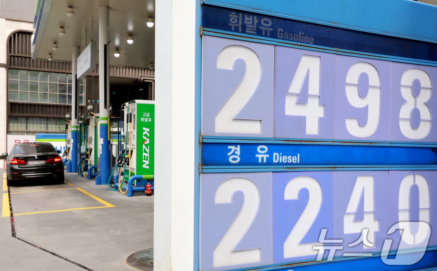 (서울=뉴스1) 이호윤 기자 = 중동 사태 장기화로 국제유가 급등세가 이어진 30일 서울 시내의 한 주유소에 가격표가 표시돼 있다. 이날 오전 9시 기준 서울 평균 휘발유 가격은 …