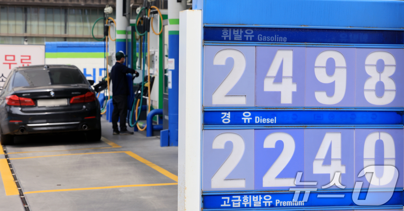 (서울=뉴스1) 이호윤 기자 = 중동 사태 장기화로 국제유가 급등세가 이어진 30일 서울 시내의 한 주유소에서 직원이 주유를 하고 있다. 이날 오전 9시 기준 서울 평균 휘발유 가 …