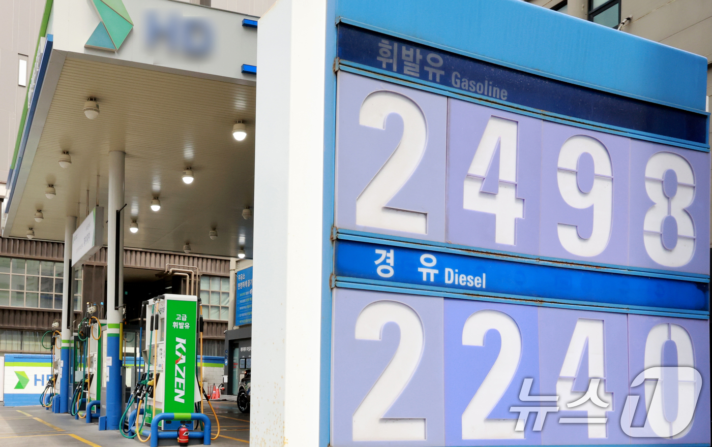 (서울=뉴스1) 이호윤 기자 = 중동 사태 장기화로 국제유가 급등세가 이어진 30일 서울 시내의 한 주유소에 가격표가 표시돼 있다. 이날 오전 9시 기준 서울 평균 휘발유 가격은 …