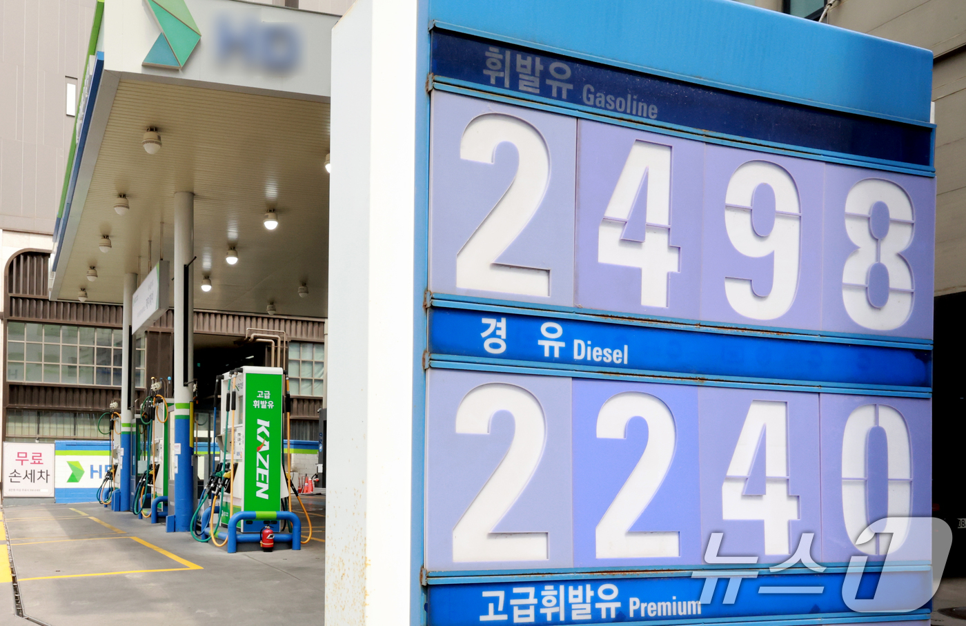 (서울=뉴스1) 이호윤 기자 = 중동 사태 장기화로 국제유가 급등세가 이어진 30일 서울 시내의 한 주유소에 가격표가 표시돼 있다. 이날 오전 9시 기준 서울 평균 휘발유 가격은 …