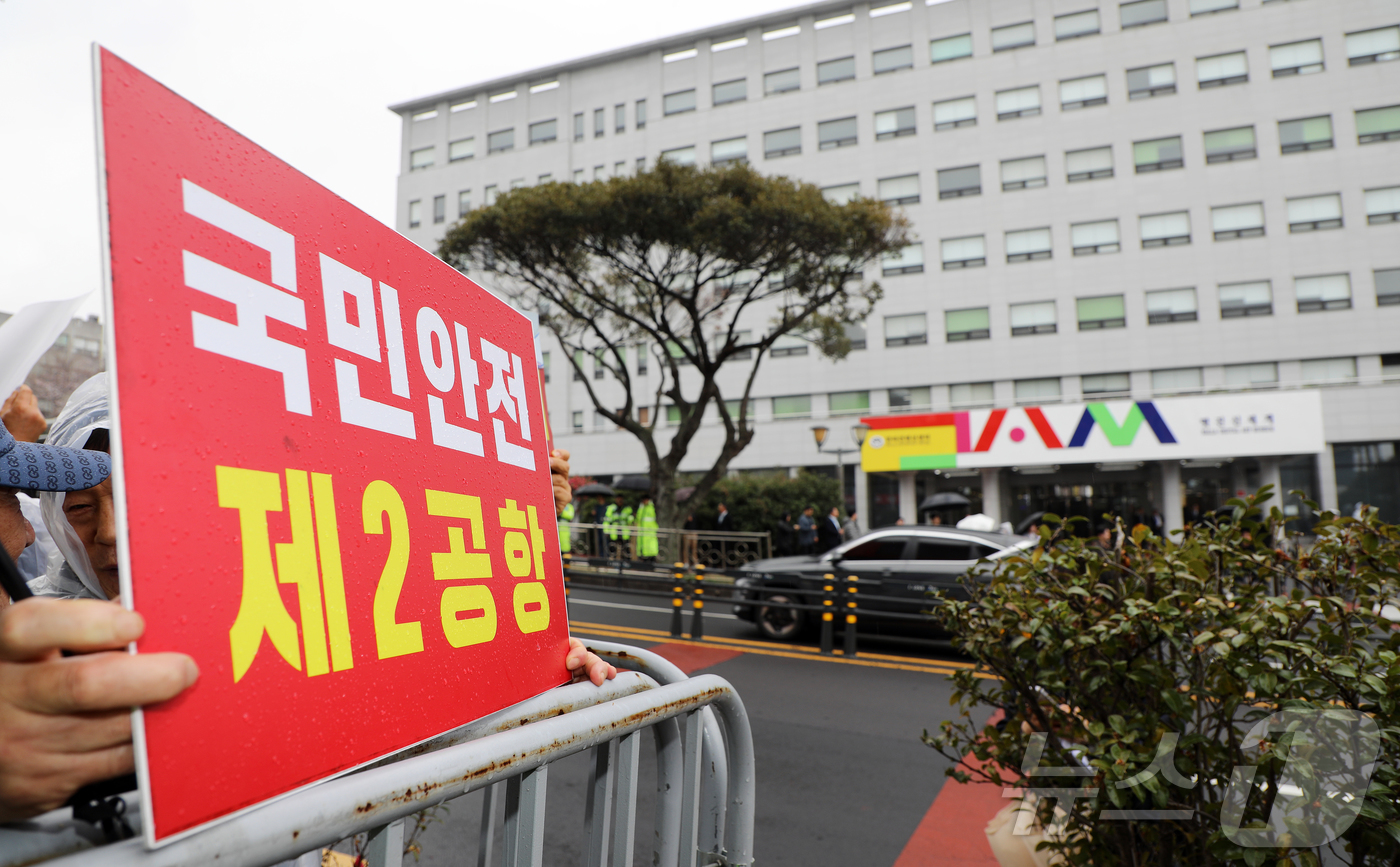 (제주=뉴스1) 오미란 기자 = 30일 오후 이재명 대통령 주재 타운홀미팅이 열리는 제주시 한라컨벤션센터 앞에서 제주 제2공항 건설사업 찬반 단체들이 피켓시위를 하고 있다. 202 …